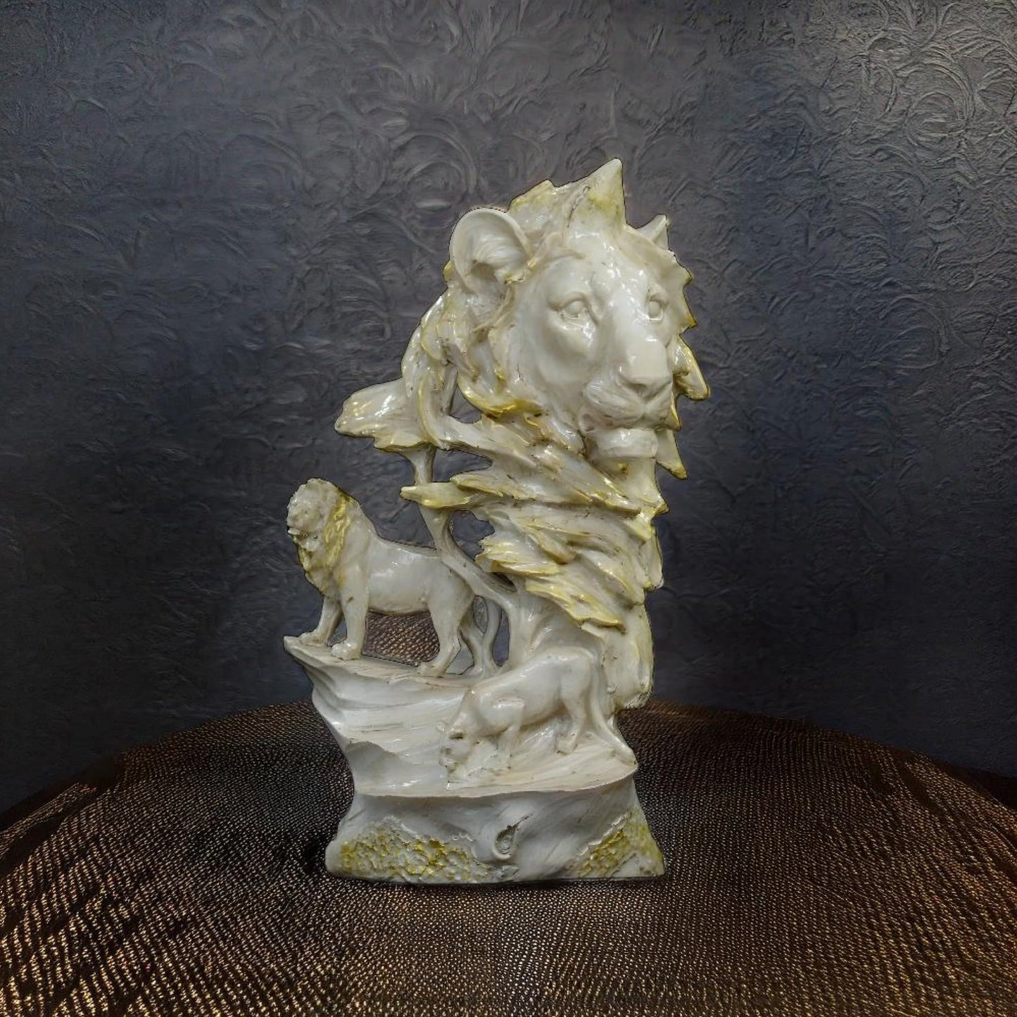 Lion Face With Standing Lion Sculpture (White) | EnamorarDecor
